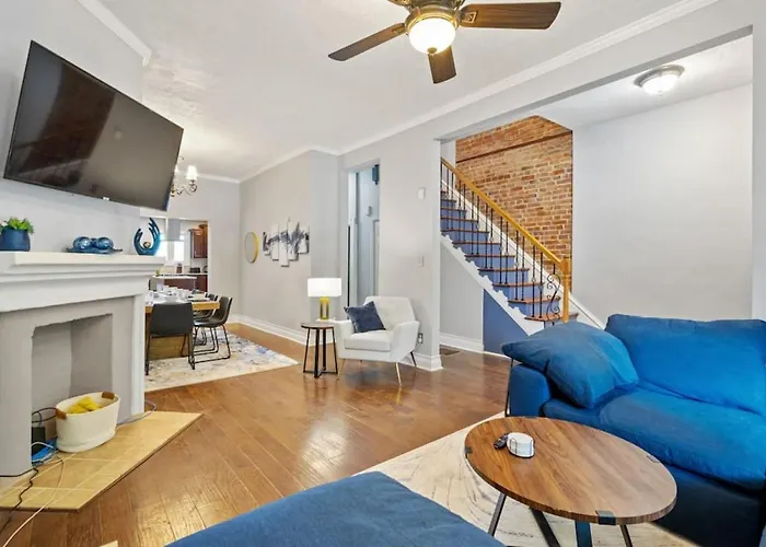 3 Story With 10 Beds And Free Off Street Parking