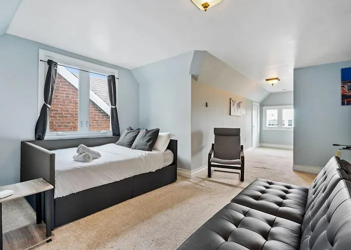 3 Story With 10 Beds And Free Off Street Parking
