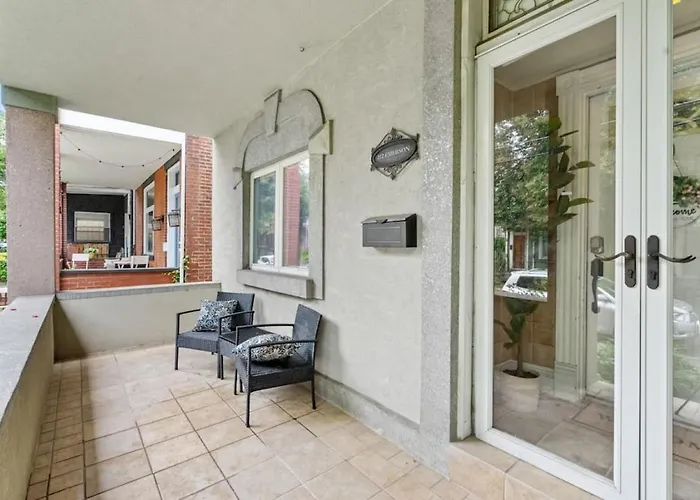 3 Story With 10 Beds And Free Off Street Parking Holiday home