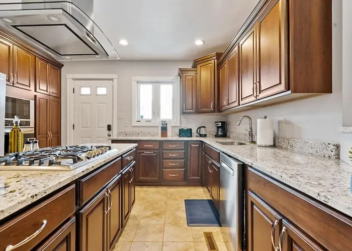 3 Story With 10 Beds And Free Off Street Parking *