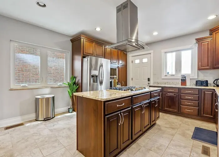 3 Story With 10 Beds And Free Off Street Parking * Pittsburgh