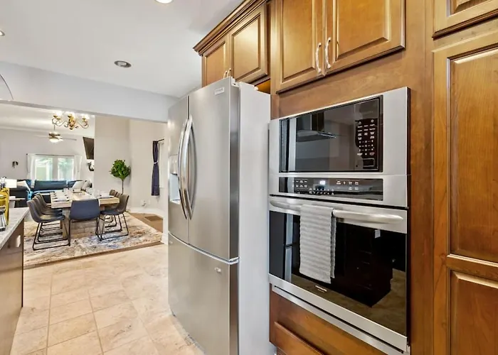 3 Story With 10 Beds And Free Off Street Parking