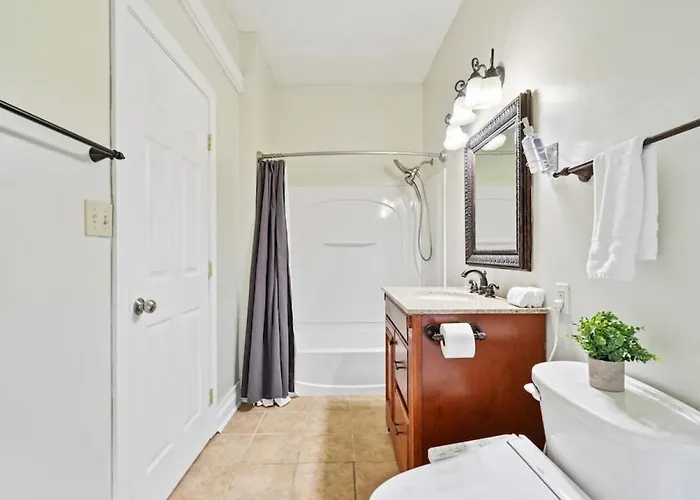 3 Story With 10 Beds And Free Off Street Parking *