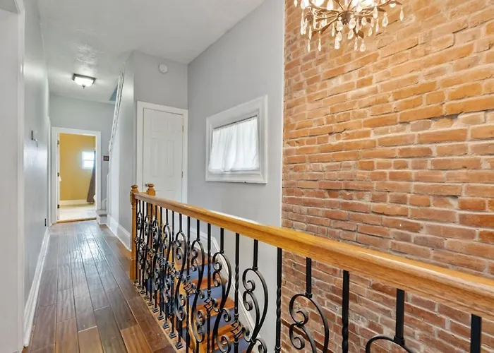 3 Story With 10 Beds And Free Off Street Parking Holiday home