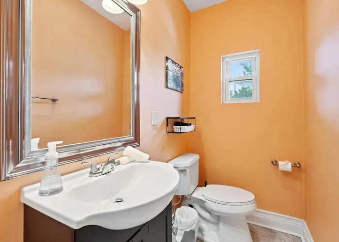 3 Story With 10 Beds And Free Off Street Parking Holiday home Pittsburgh