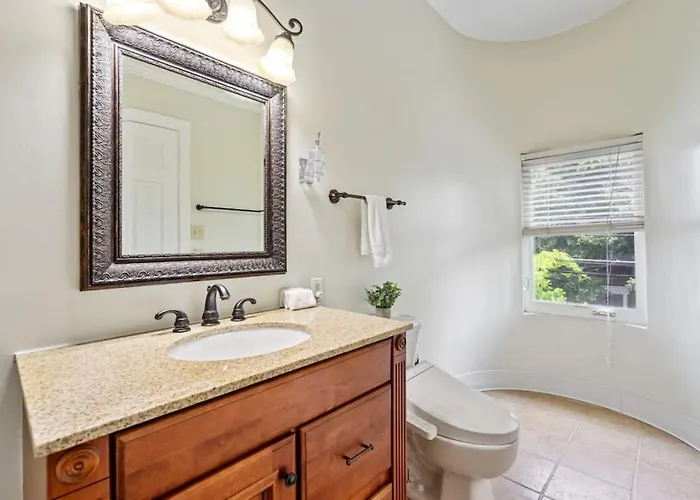 3 Story With 10 Beds And Free Off Street Parking * Pittsburgh