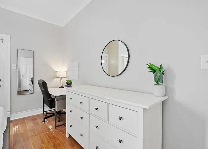 3 Story With 10 Beds And Free Off Street Parking Holiday home *