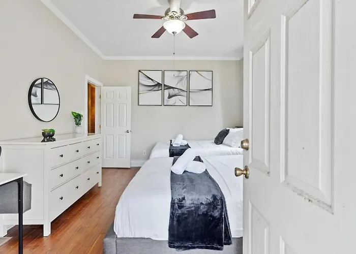Holiday home 3 Story With 10 Beds And Free Off Street Parking Pittsburgh