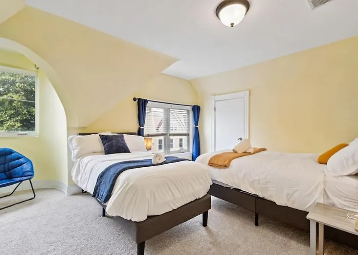 3 Story With 10 Beds And Free Off Street Parking Holiday home Pittsburgh