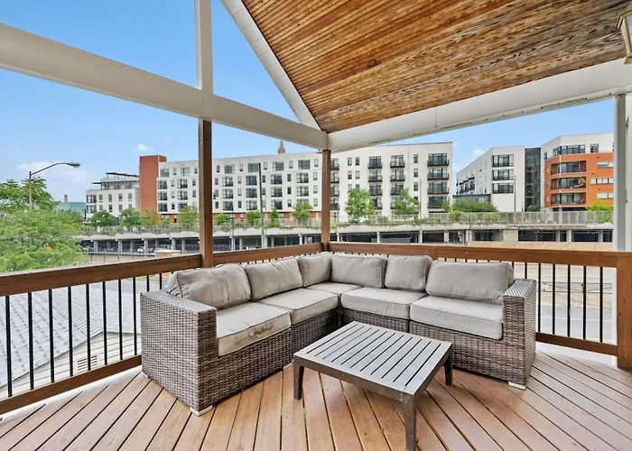 3 Story With 10 Beds And Free Off Street Parking *