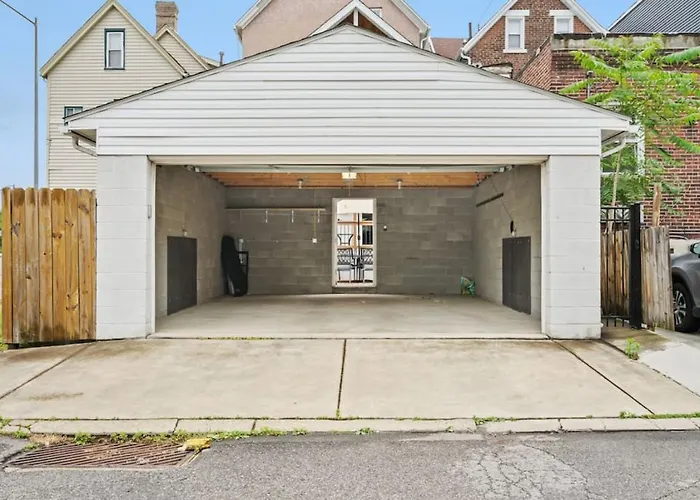 3 Story With 10 Beds And Free Off Street Parking Holiday home *