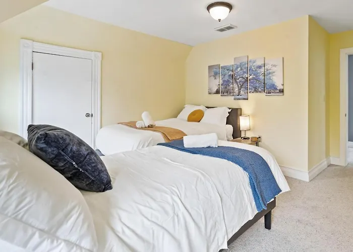 3 Story With 10 Beds And Free Off Street Parking Holiday home